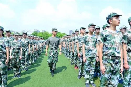描述軍訓(xùn)開(kāi)心的句子